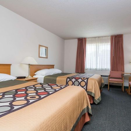 Super 8 By Wyndham Sheldon Otel Dış mekan fotoğraf