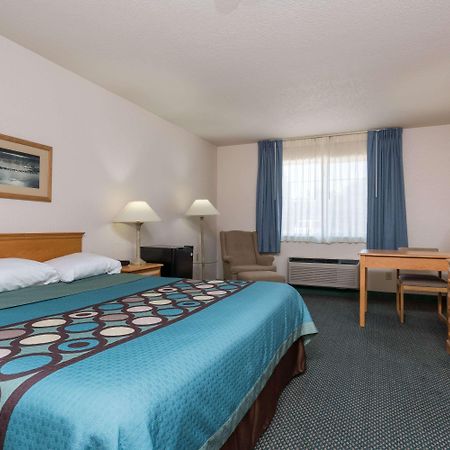 Super 8 By Wyndham Sheldon Otel Dış mekan fotoğraf