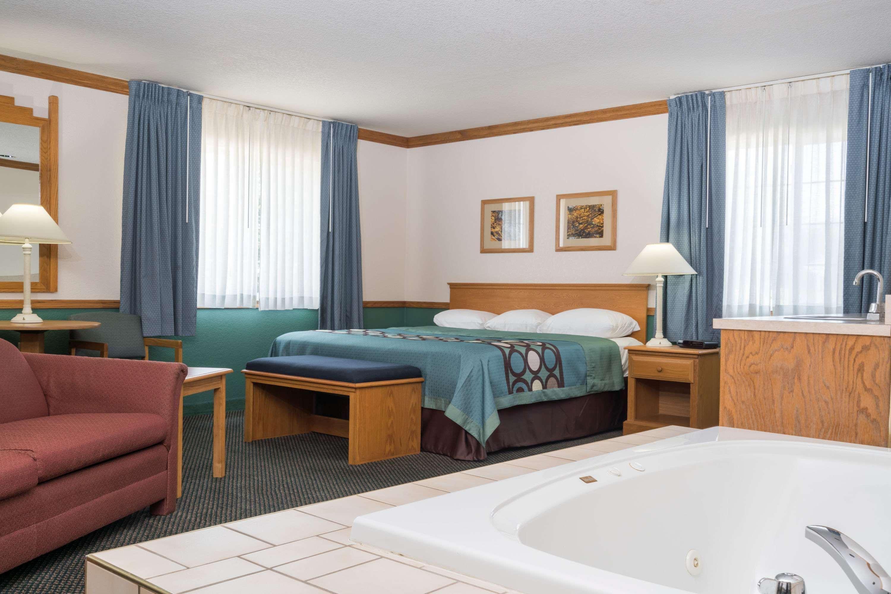 Super 8 By Wyndham Sheldon Otel Dış mekan fotoğraf