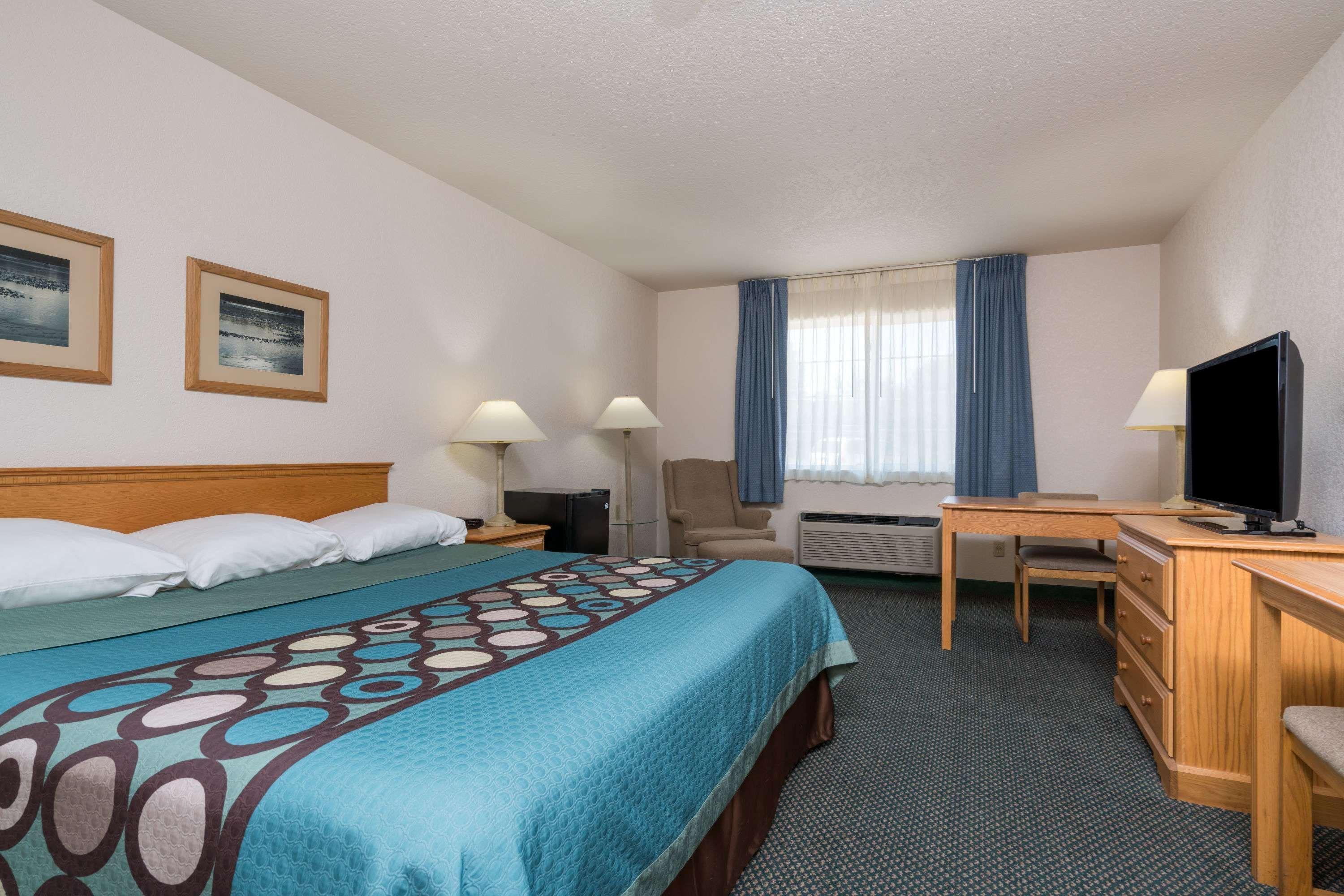 Super 8 By Wyndham Sheldon Otel Dış mekan fotoğraf