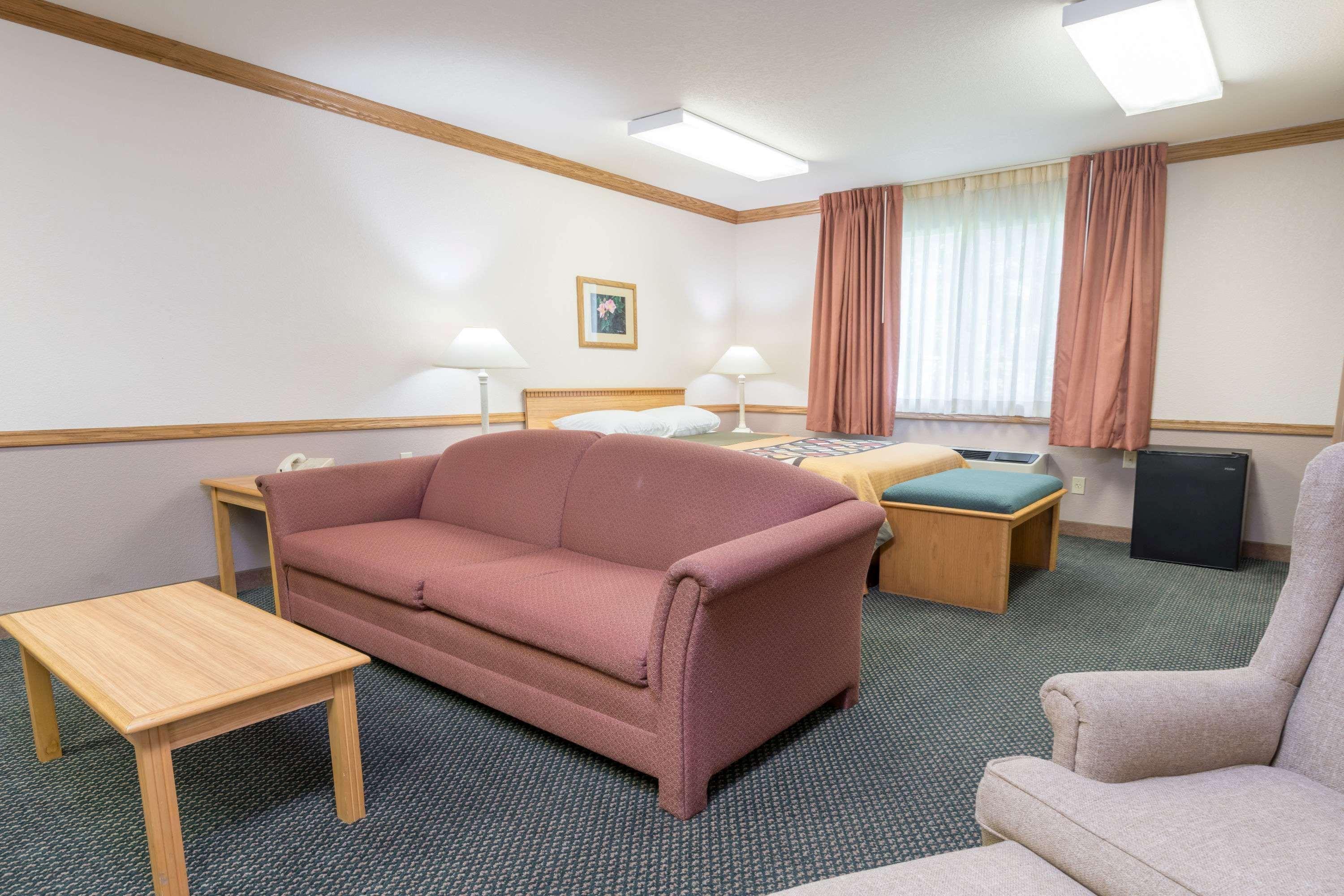 Super 8 By Wyndham Sheldon Otel Dış mekan fotoğraf