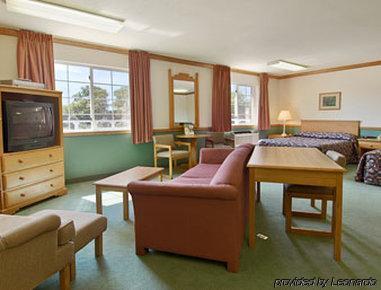 Super 8 By Wyndham Sheldon Otel Oda fotoğraf