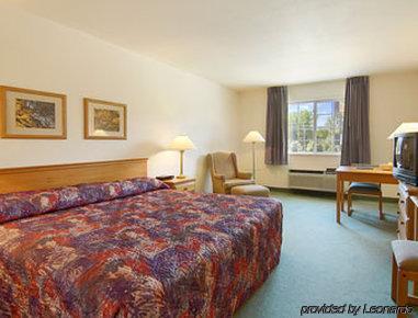 Super 8 By Wyndham Sheldon Otel Oda fotoğraf