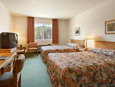 Super 8 By Wyndham Sheldon Otel Oda fotoğraf