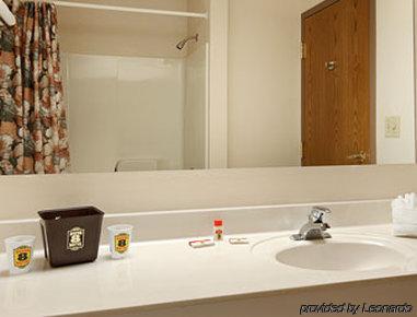 Super 8 By Wyndham Sheldon Otel Oda fotoğraf